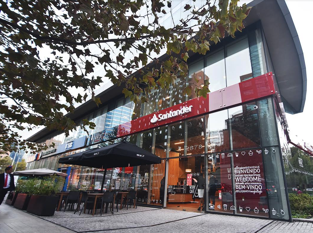 Santander inaugura un work café en la torre Titanium de Santiago de Chile